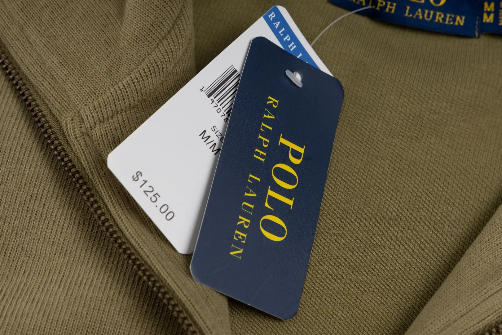 P230 #R97 Ralph lauren twelve-color embroidered pony logo half-zip high-neck long-sleeved knitted sweatshirt. The same style for men and women. The new half-zip sweatshirt for couples to wear in autumn is here! This kind of sweatshirt is really popular this year, even more popular than the hooded sweatshirt. Open the zipper and it can be used as a large lapel, which makes it more fashionable. The color of the classic design of the little war horse on the chest is matched with the embroidery. The simple zipper design echoes the brand logo, so you don’t need to match too much. The sweater version is loose enough! The fabric is custom-woven and dyed 100 cotton. 320g high gram weight 100% cotton knitted cotton with a certain thickness. The fabric is soft and comfortable, and the three-dimensional fabric is full of texture. The stitching is three needles and five threads, which is beautiful and strong. The pattern is also good. Although it is loose, it does not look bulky! - It is not a popular color scheme on the street. The color is pure and highly recommended. The upper body has a particularly high rate of turning heads. Loose style. Big drop shoulder OS style. Same style for men and women. Couple wear. Versatile and practical! Color: Gray, navy, khaki, green label, oatmeal brown label, apricot, black, army green, burgundy, pink, dark gray, light blue, white. Size: S M L XL Length: 70/72/74/76 Bust: 53.5/55.5/57.5/58.5 Shoulder width: 44/45/46/47 Sleeve length: 61/62/63/64